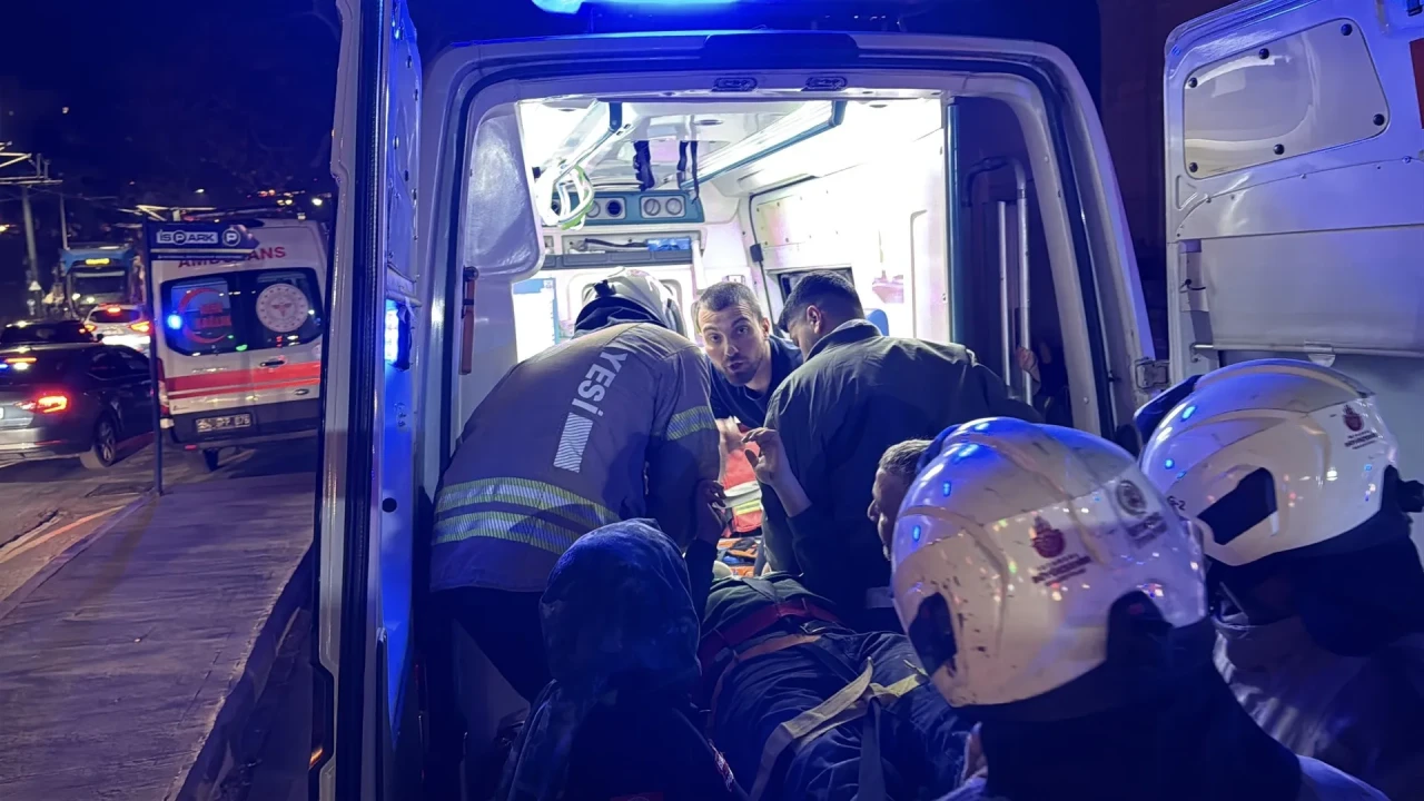 İstanbul'da M7 metro inşaatında iskele çöktü, yaralı 2 işçi itfaiye tarafından kurtarıldı
