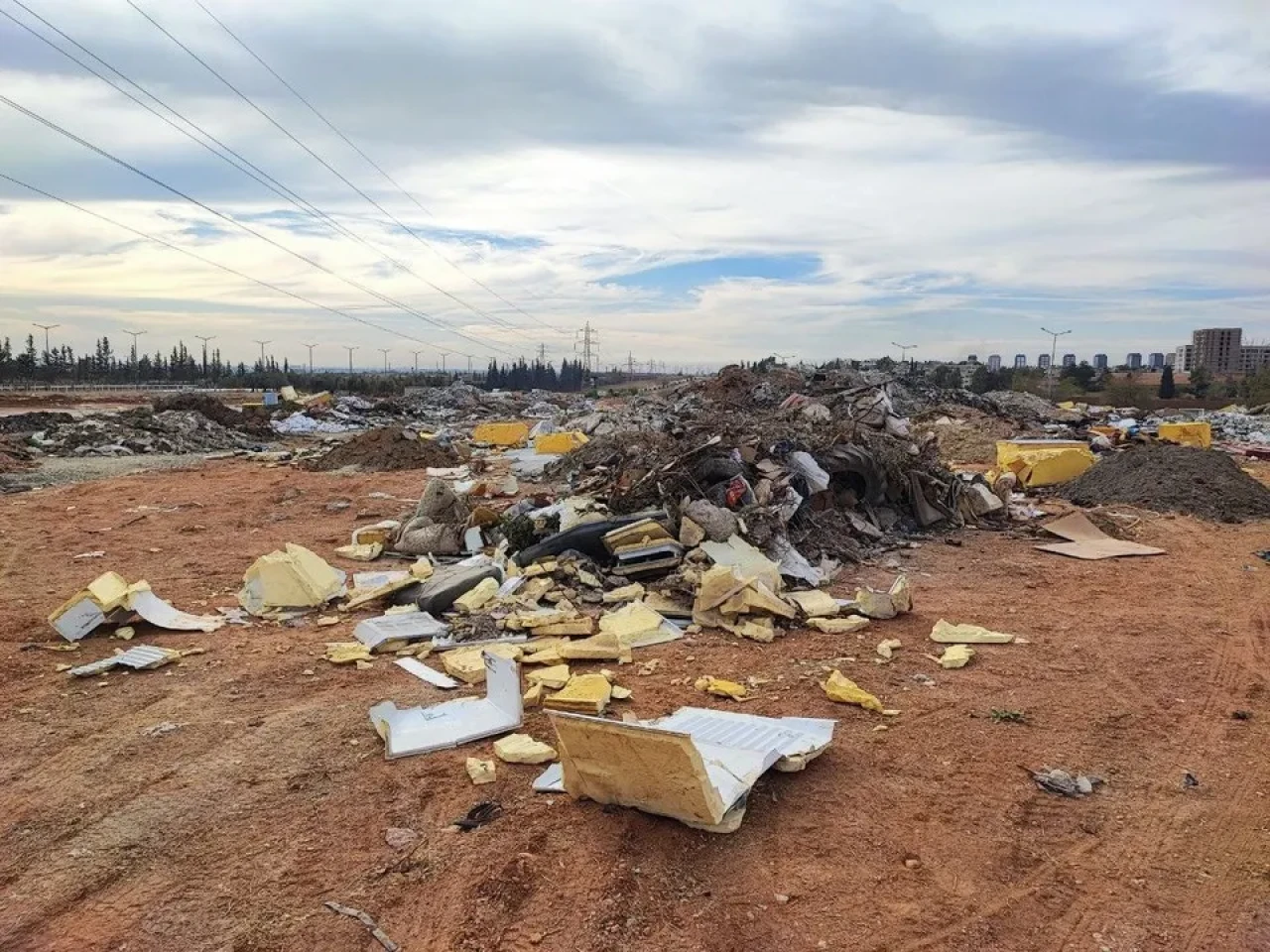 Adana'da boş araziye atılan çöplerin yakılması çevre ve hava kirliliğine yol açtı