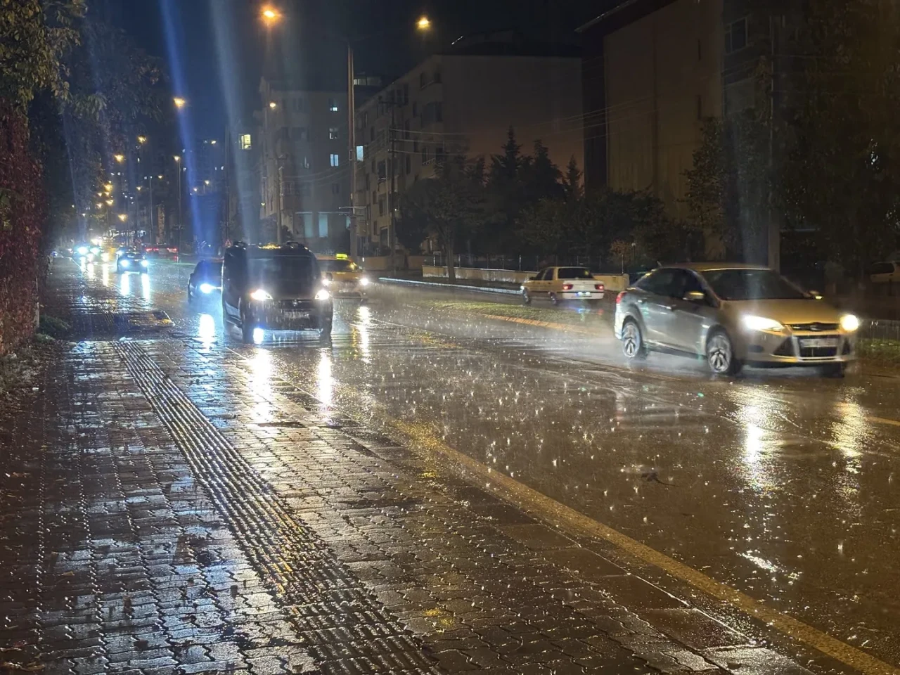 Edirne'de aniden bastıran sağanak yağış hayatı olumsuz etkiledi