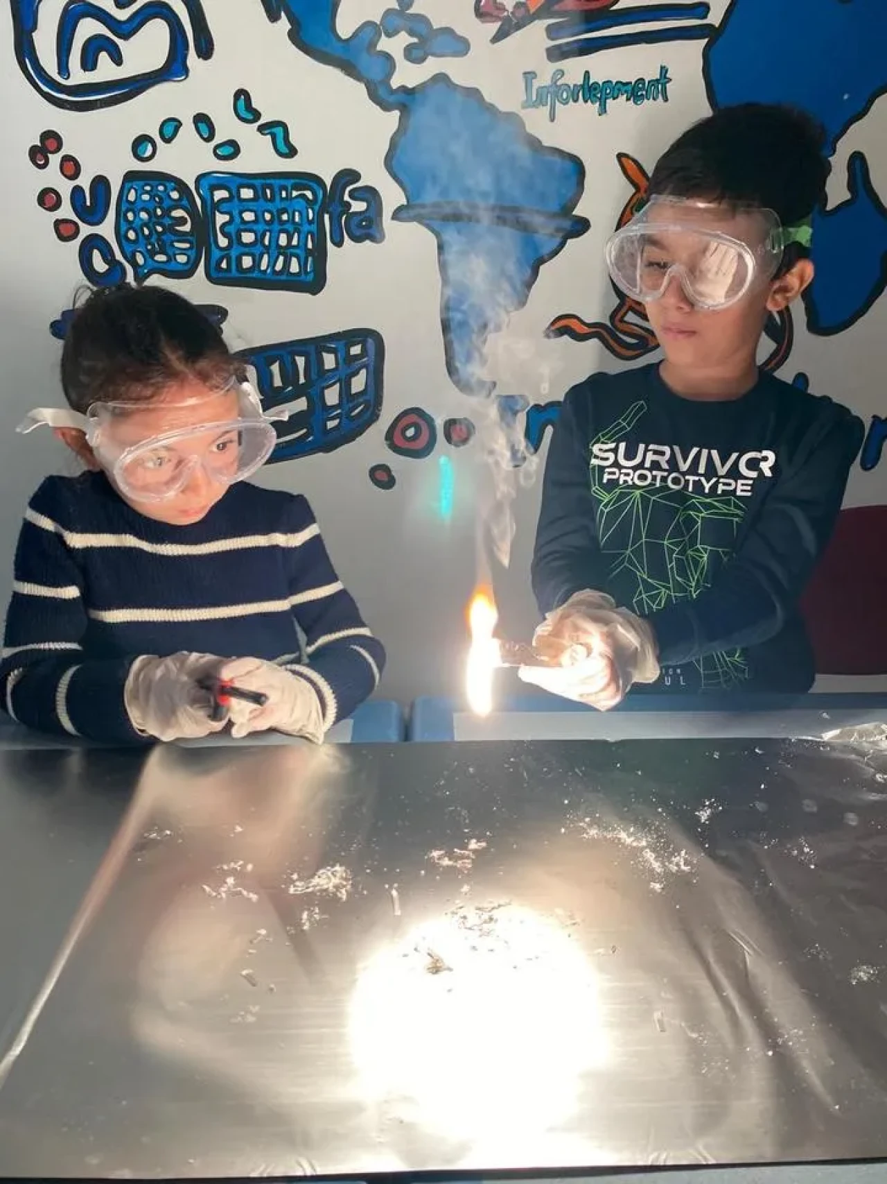 Muğla Gençlik Merkezi'nde çocuklar fen bilimlerini eğlenerek öğreniyor