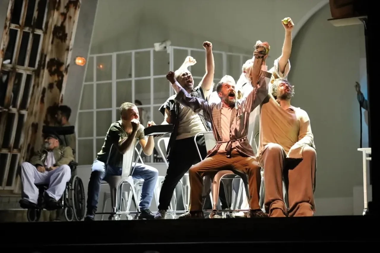 Bursa Büyükşehir Belediyesi şehir tiyatrosu oyunlarını öğretmenler için ücretsiz yaptı