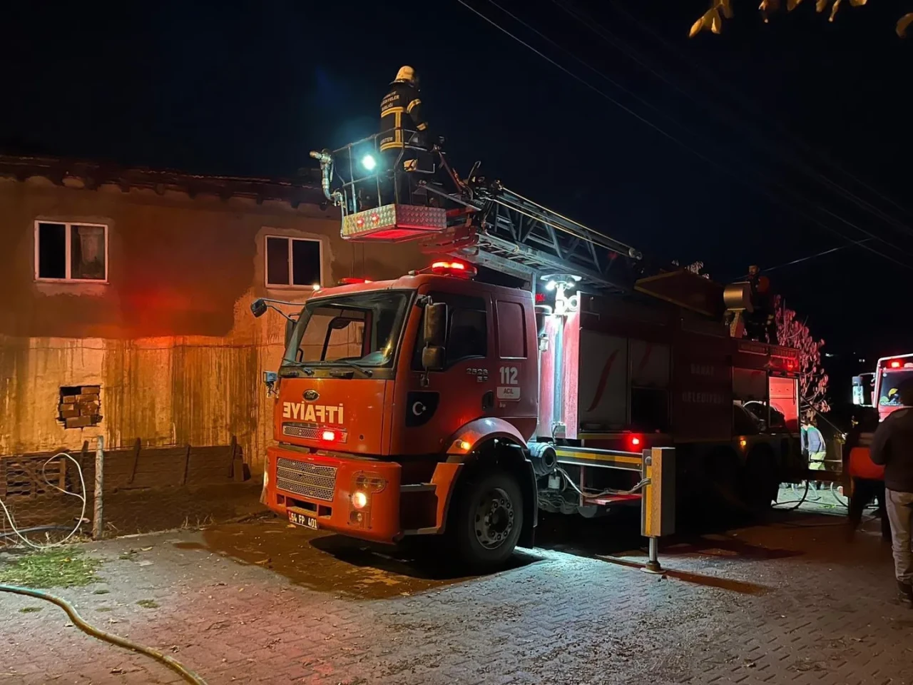 Uşak'ın Banaz Ilçesinde Yıldırım Düşmesiyle 2 Katlı Evin Çatısı Yandı