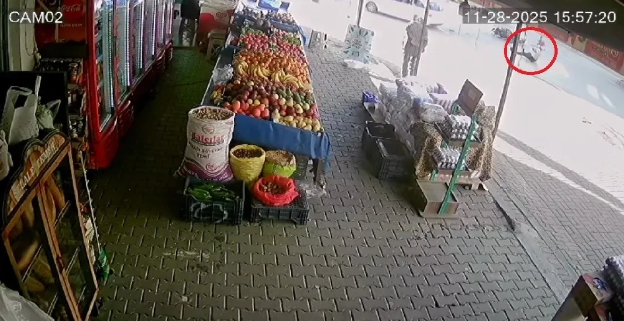 Antalya'da otomobil ile motosikletin çarpışması sonucu sürücü metrelerce savruldu ve yaralandı