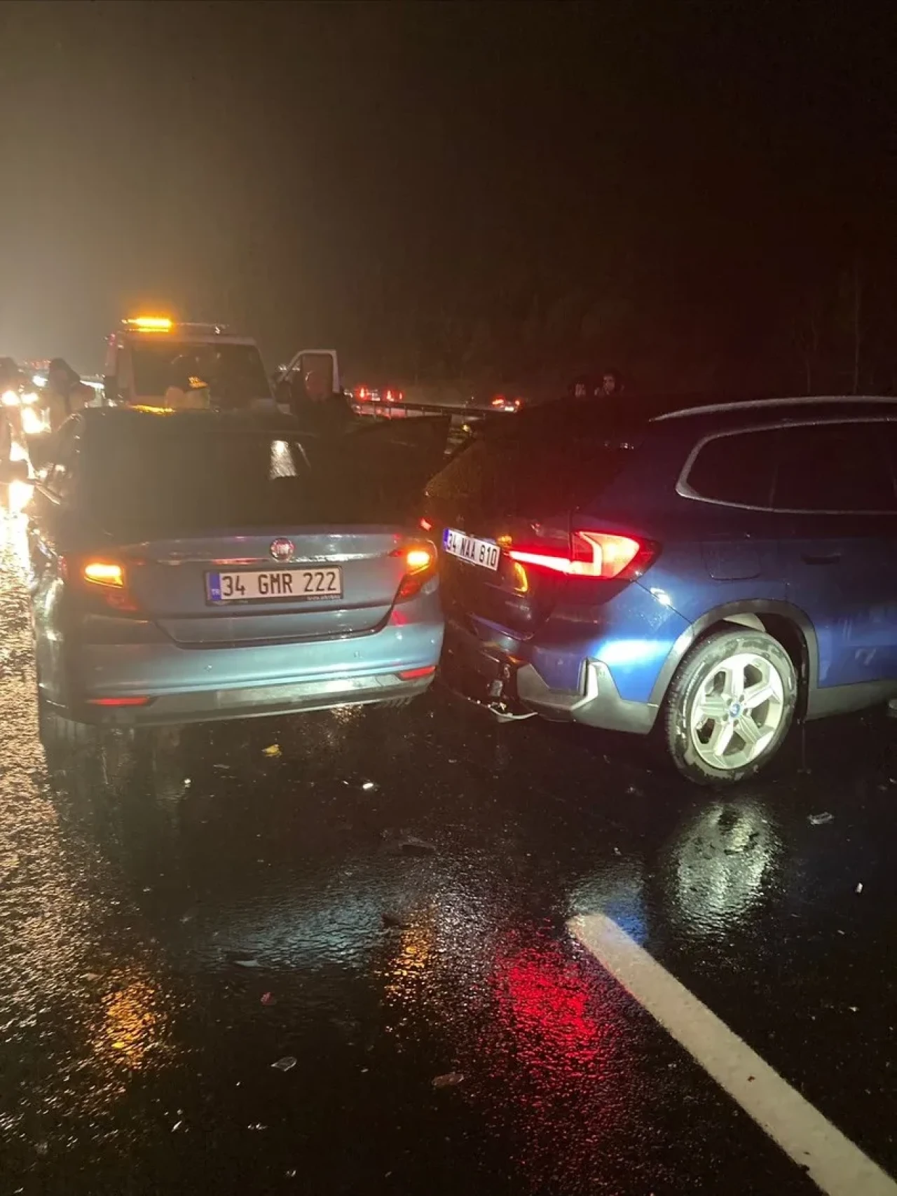 Anadolu Otoyolu’nda zincirleme kaza nedeniyle 3 kişi yaralandı