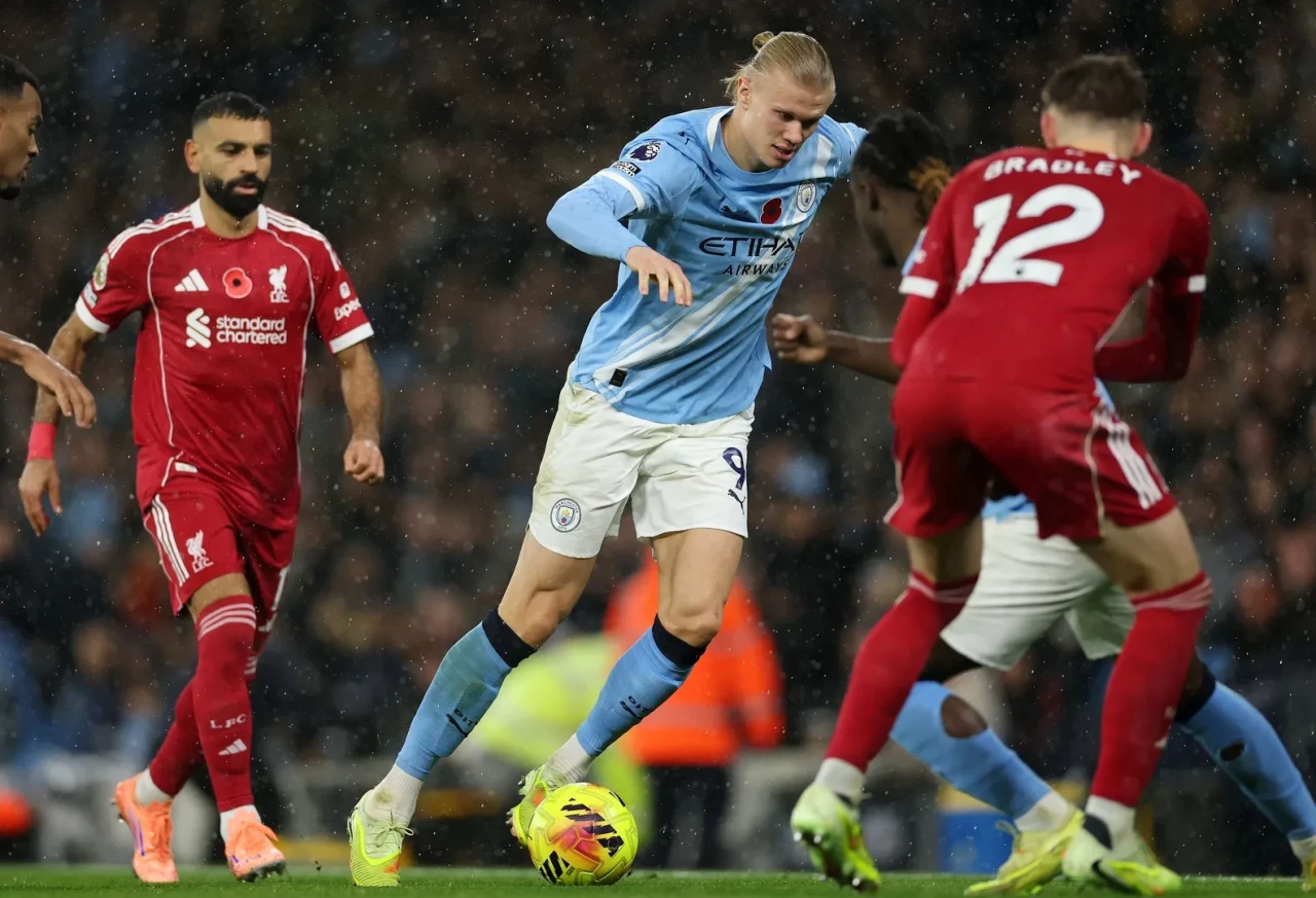 Manchester City Liverpool'u 3-0 mağlup ederek Premier Lig'de Arsenal'ın peşinde kaldı