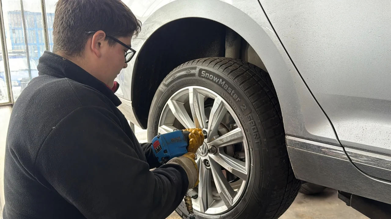 Düzce'de kış lastiği zorunluluğunun öne alınması lastikçilerde yoğunluğa neden oldu