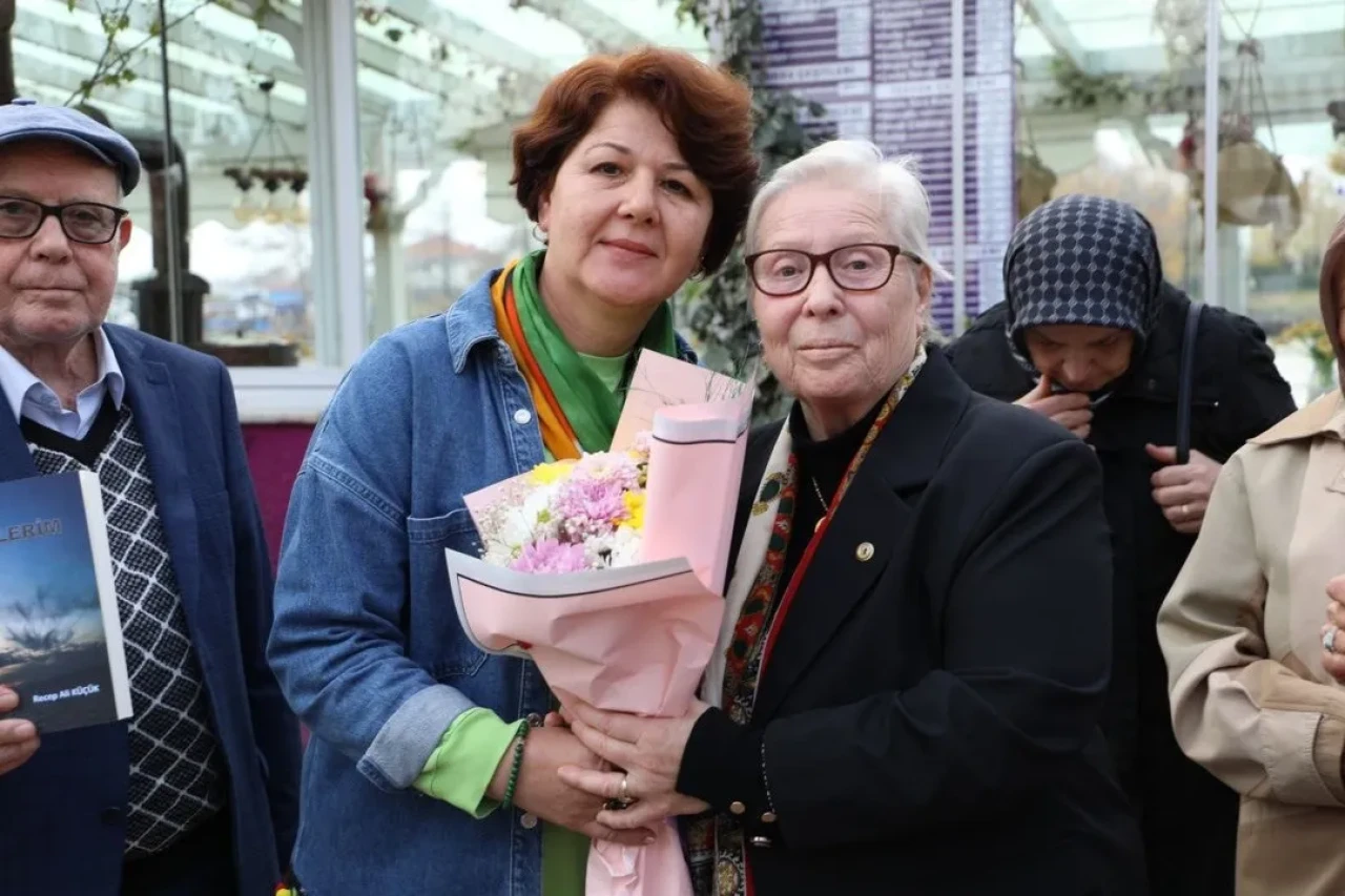 Sakarya'nın Karasu ilçesinde emekli öğretmen öğrencileriyle 50 yıl sonra buluştu