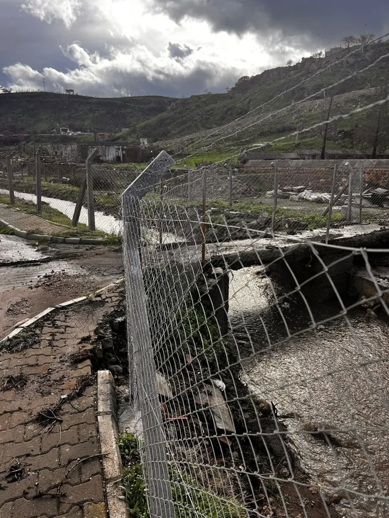 Çanakkale'nin Ayvacık ilçesinde taşan Tuzla Çayı için çalışmalar devam ediyor