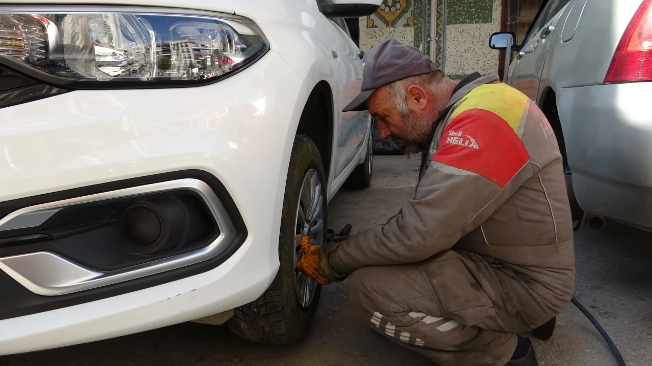 Van'da kış lastiği zorunluluğu erkene alınınca lastikçilerde yoğunluk yaşanıyor