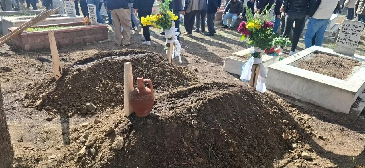 Burdur'da çıkan yangında hayatını kaybeden yaşlı çift toprağa verildi