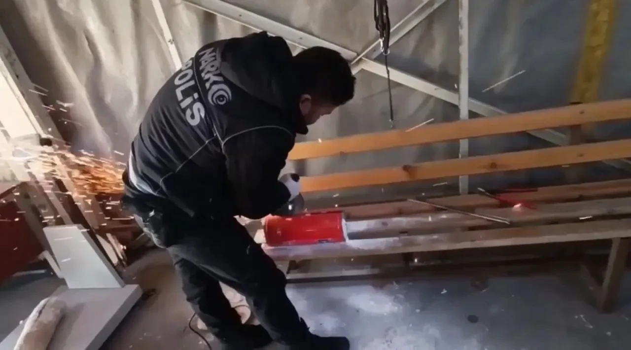 Ağrı'da otobüs bagajında yangın tüplerine gizlenmiş 8 kilo skunk ele geçirildi