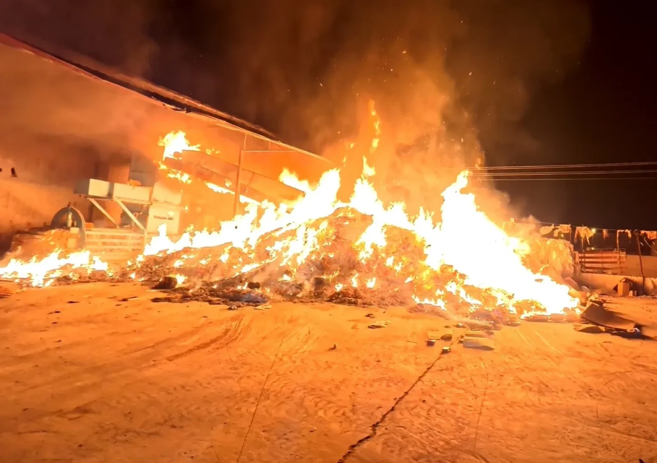aksaray geri dönüşüm tesisinde kundaklama sonucu yangın çıktı