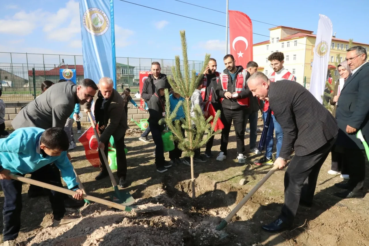ağrı'da "Türkiye yeşeriyor, Gazze güçleniyor" projesi kapsamında şehit çocuklar anısına fidan dikildi