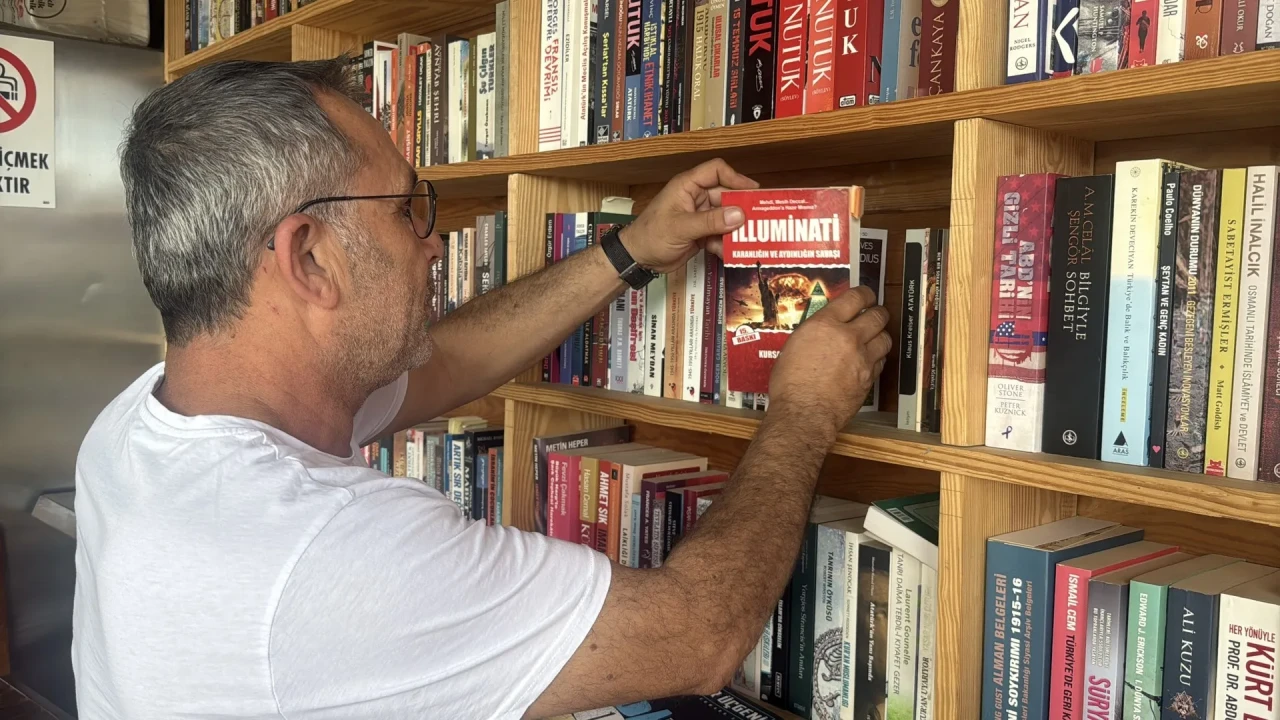 Bodrum'da büfe işleten Berat Yalçın iş yerinde 800 kitaplık kütüphane kurdu