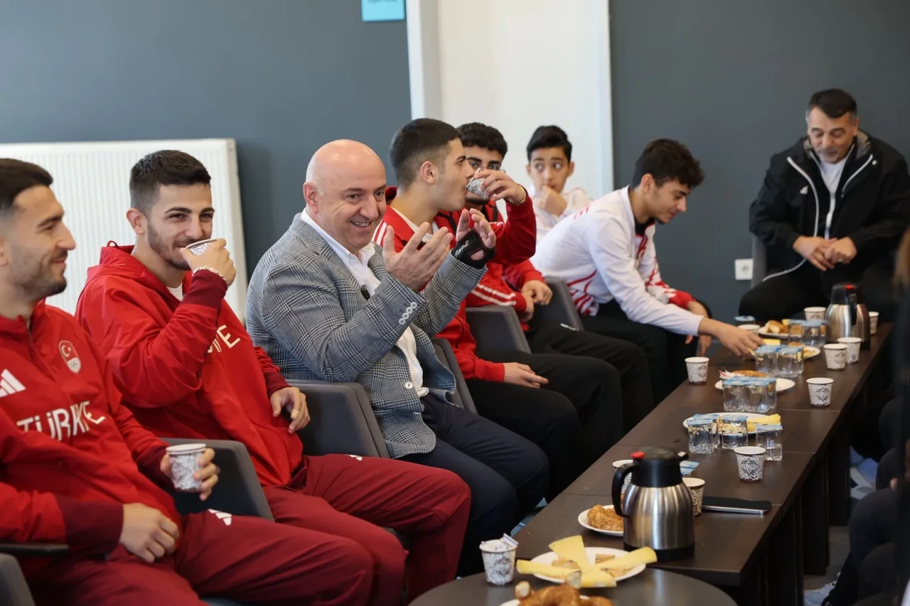 Darıca'da milli sporcularla bir araya gelen Başkan Bıyık başarılarını övdü