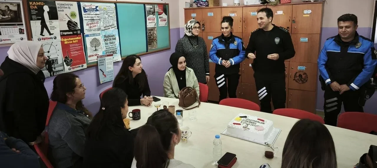 Erzincan'da Öğretmenler Günü için polisten öğretmenlere sürpriz ziyaret ve hediyeler