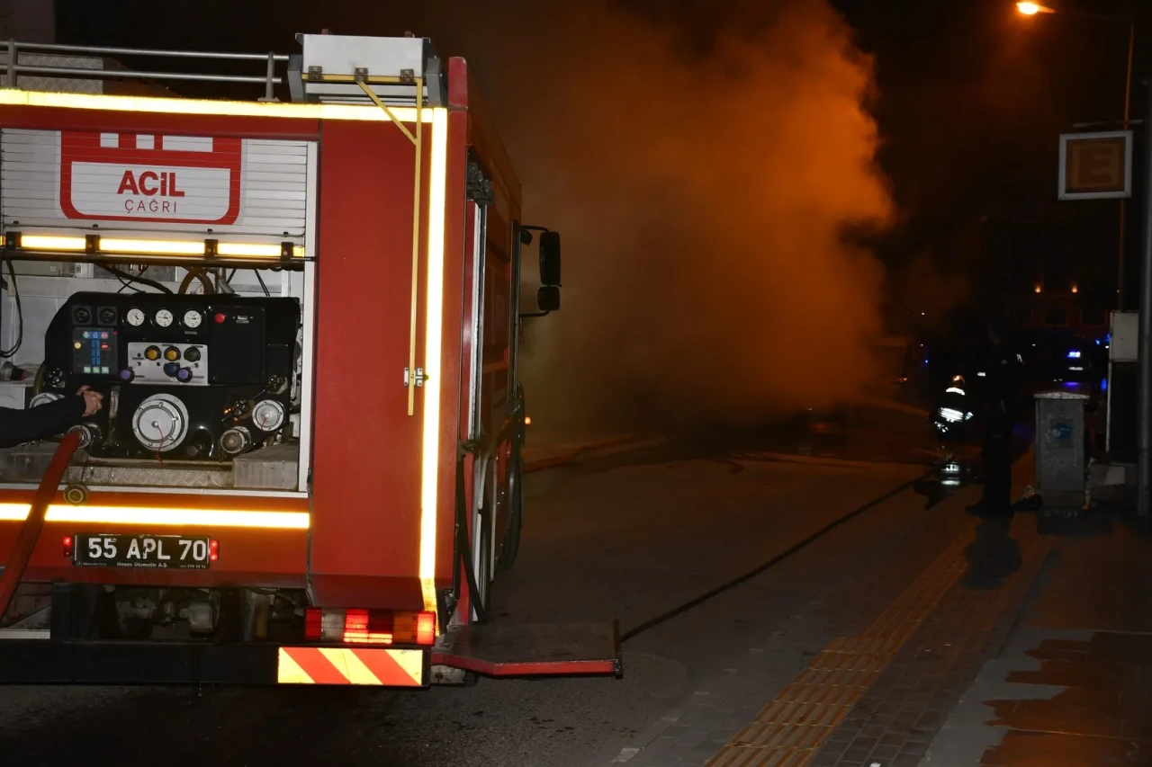 Samsun’da park halindeki otomobil yangında küle döndü