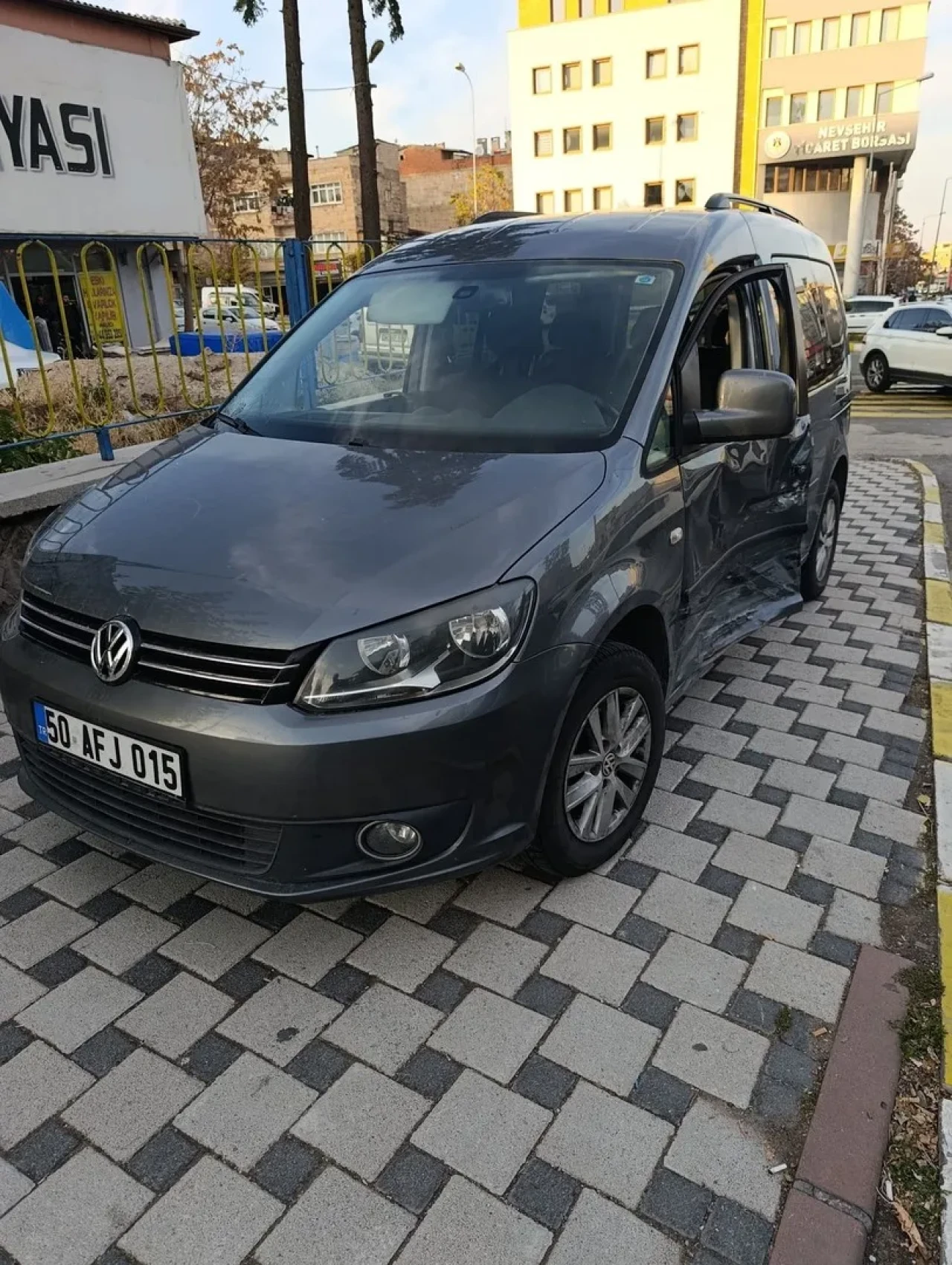 Nevşehir'de trafik kazasında savrulan araç kaldırımdaki yayaya çarptı.