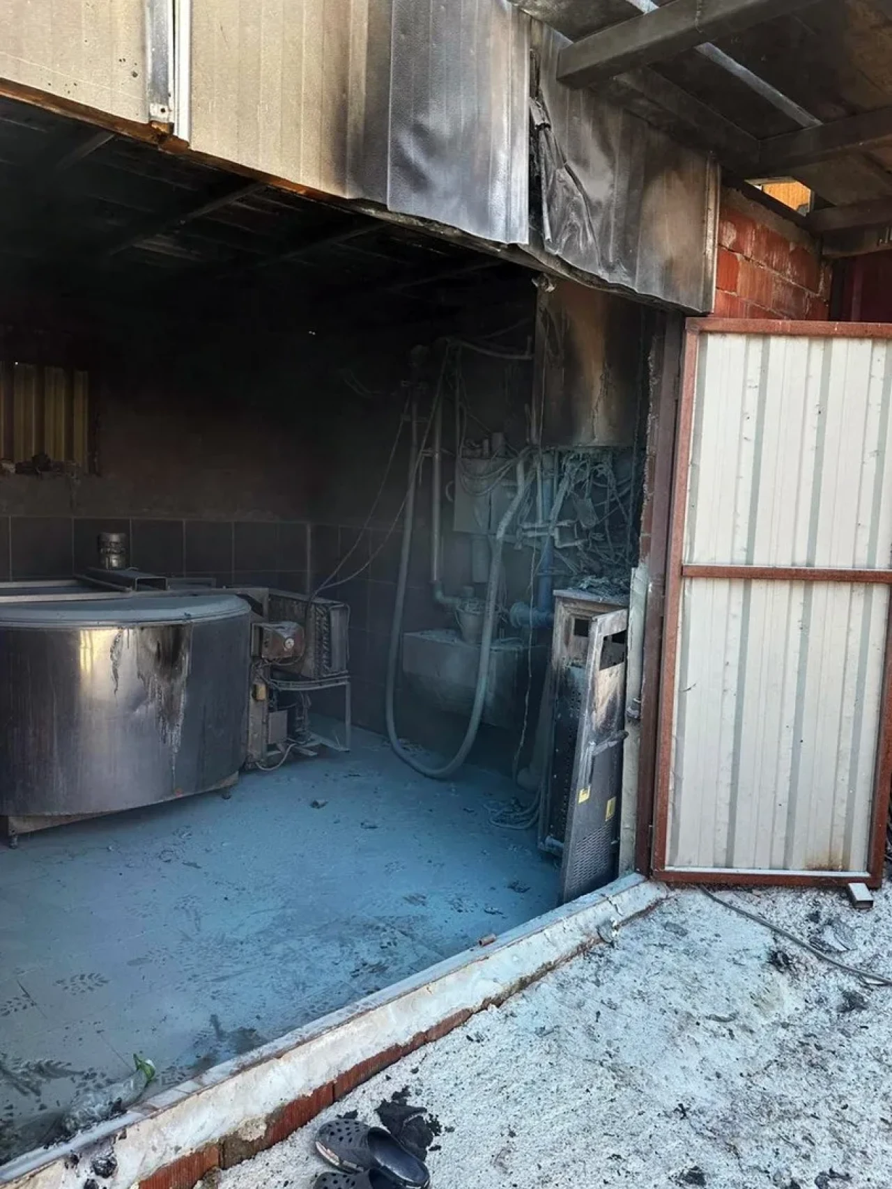 Sakarya'nın Kaynarca ilçesinde ahırdaki süt sağım ünitesinde yangın çıktı 400 bin liralık zarar