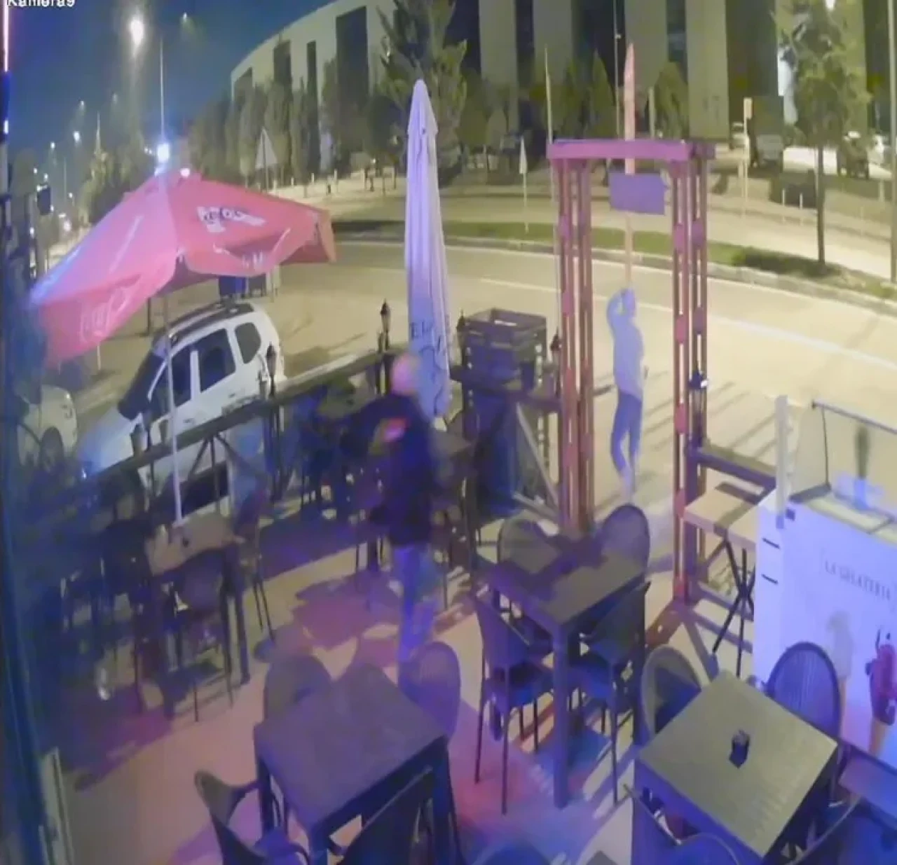 Bursa'nın İnegöl ilçesinde kebapçıya defalarca giren hırsız sopayla kovalandı