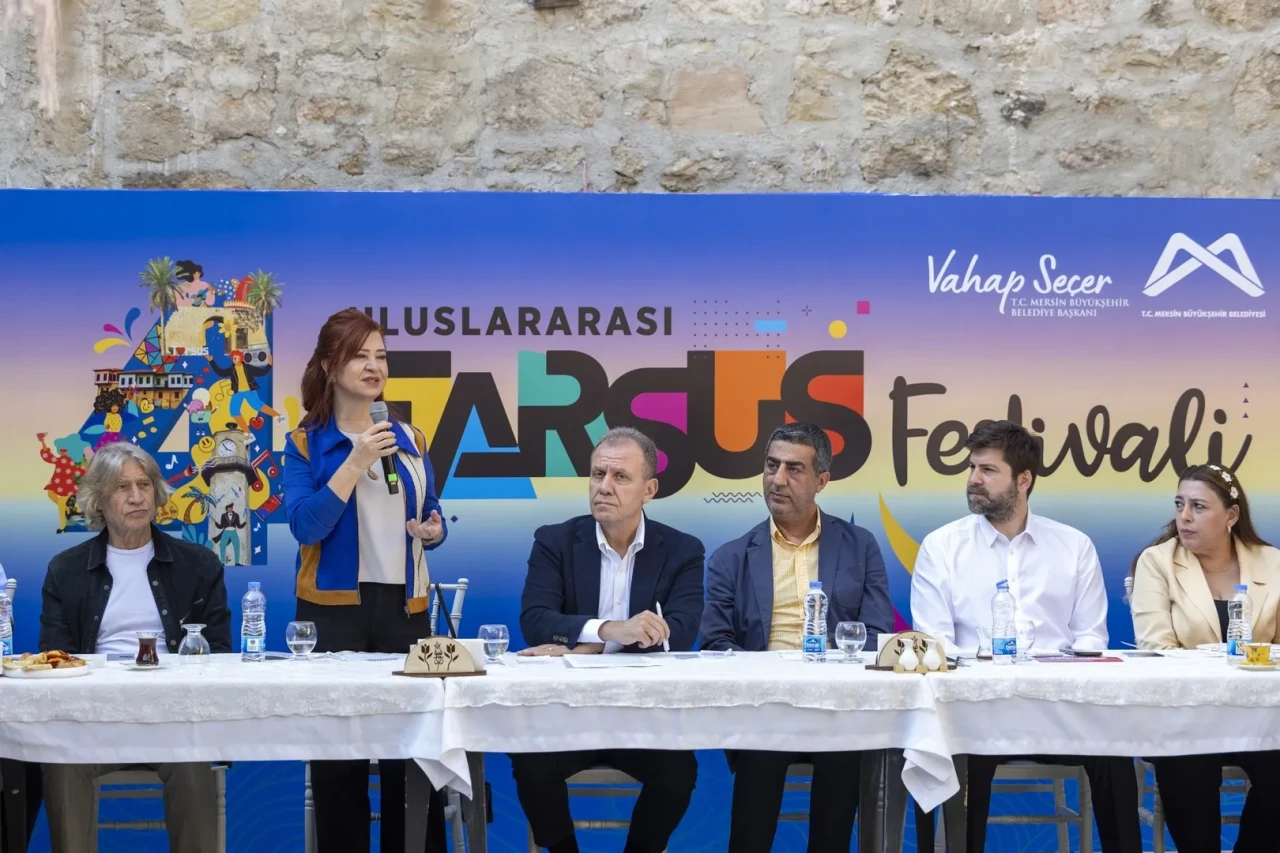 Mersin Büyükşehir Belediye Başkanı Vahap Seçer turizm temsilcileriyle festivalde buluştu