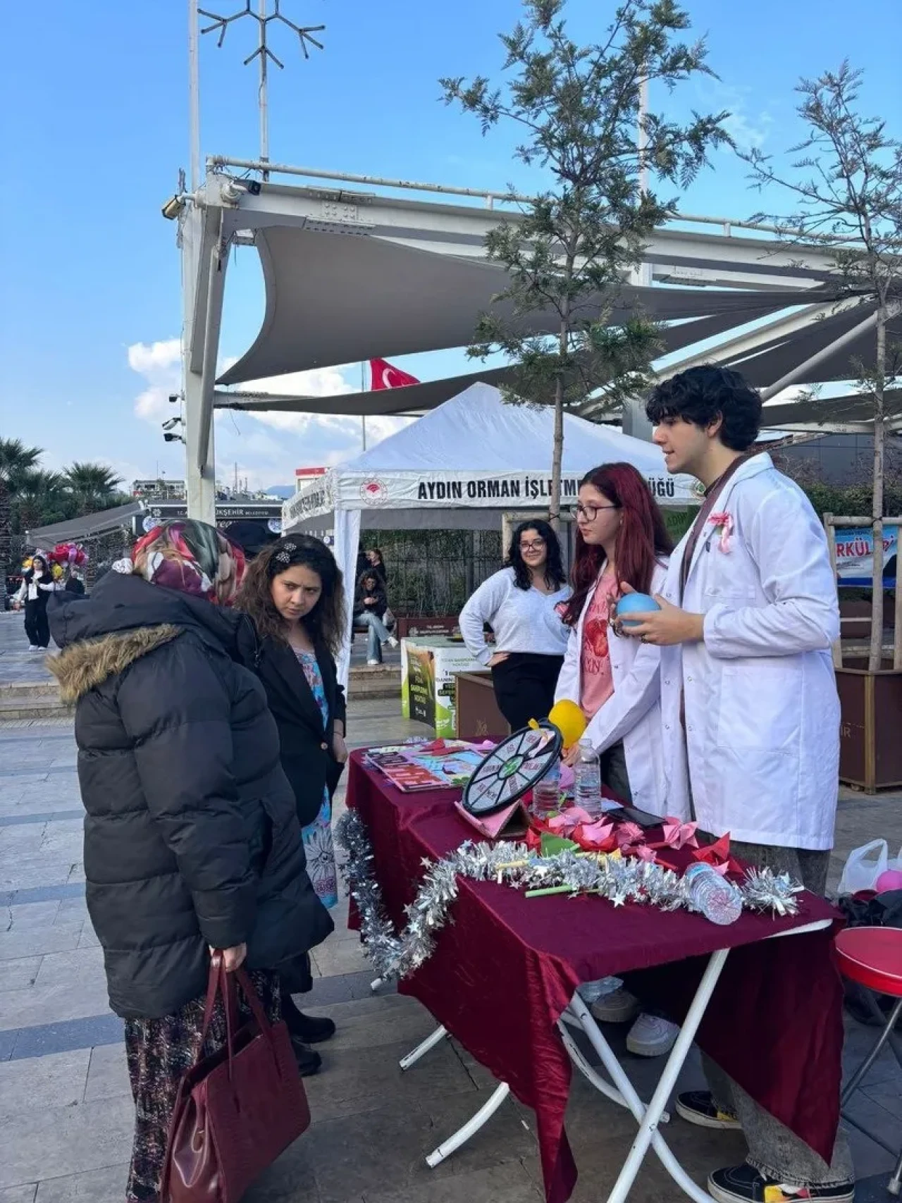 Aydın'da tıp öğrencileri meme kanserine dikkat çekmek için farkındalık etkinliği düzenledi