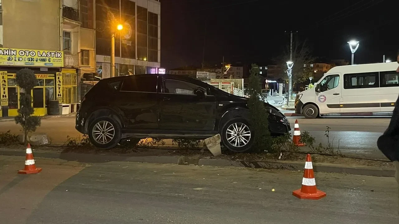 Karaman'da kontrolden çıkan otomobil refüje çıkarak beton dubaya çarptı