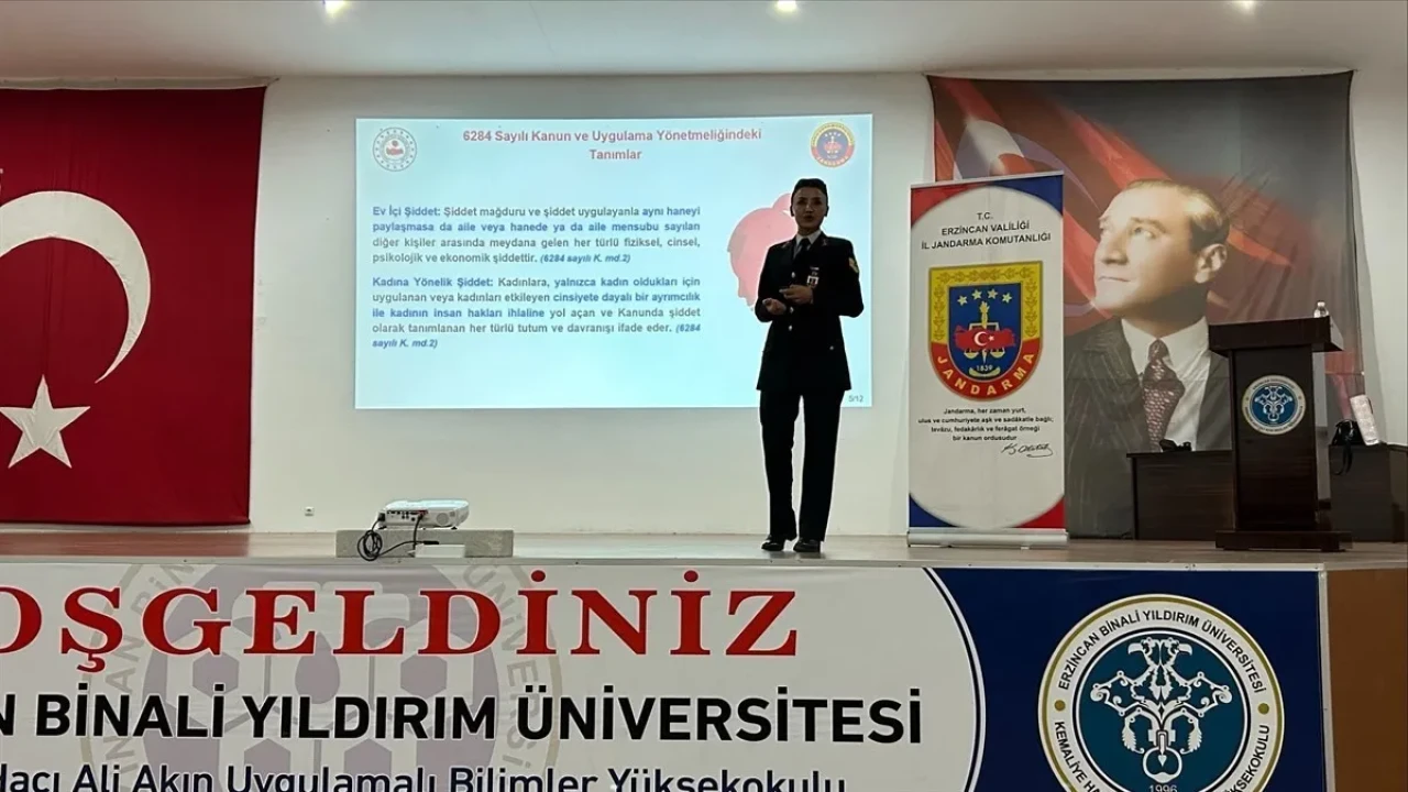 Erzincan'da jandarma ekipleri öğrencilere 6284 sayılı kanun ve KADES uygulamasını anlattı