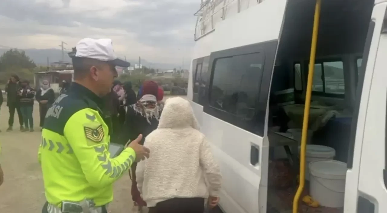 Osmaniye'de 15 kişilik minibüse 30 tarım işçisi bindirilince trafikten men edildi