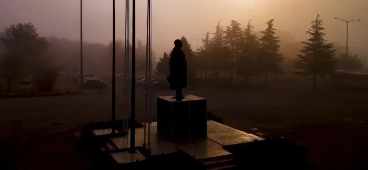 Erzincan'da yoğun sis görüş mesafesini 20 metreye düşürdü araç camları buz tuttu