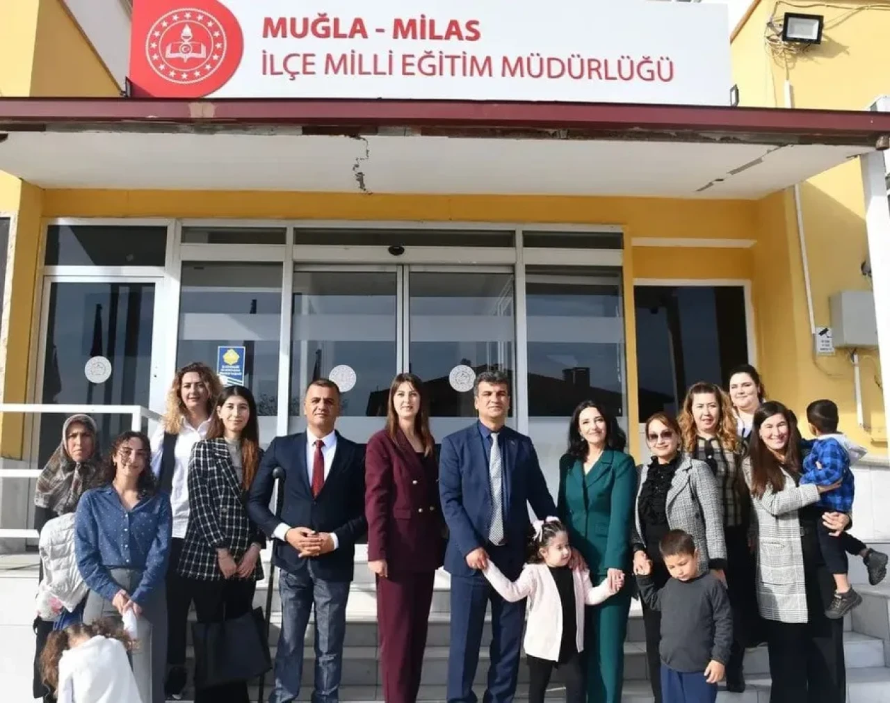 Milas'ta anaokulu öğrencileri Öğretmenler Günü'nde İlçe Milli Eğitim Müdürü İsa Bal'ı ziyaret etti