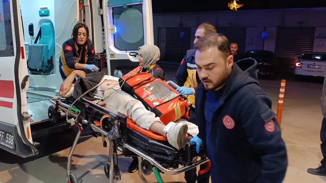 İnegöl'de motosiklet çarpışması sonucu 1'i ağır 6 kişi yaralandı