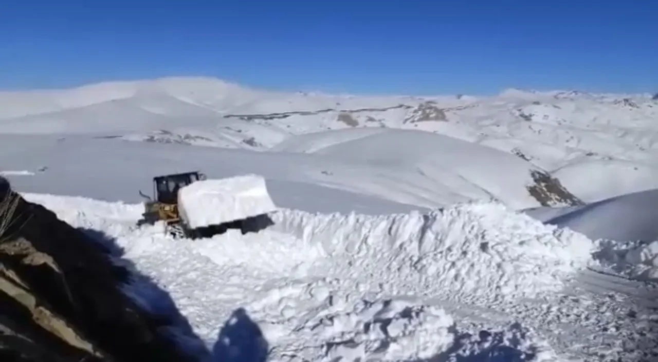 Şırnak'ın Beytüşşebap ilçesinde kar kalınlığı 1 metreyi geçti ekipler gece gündüz çalışıyor