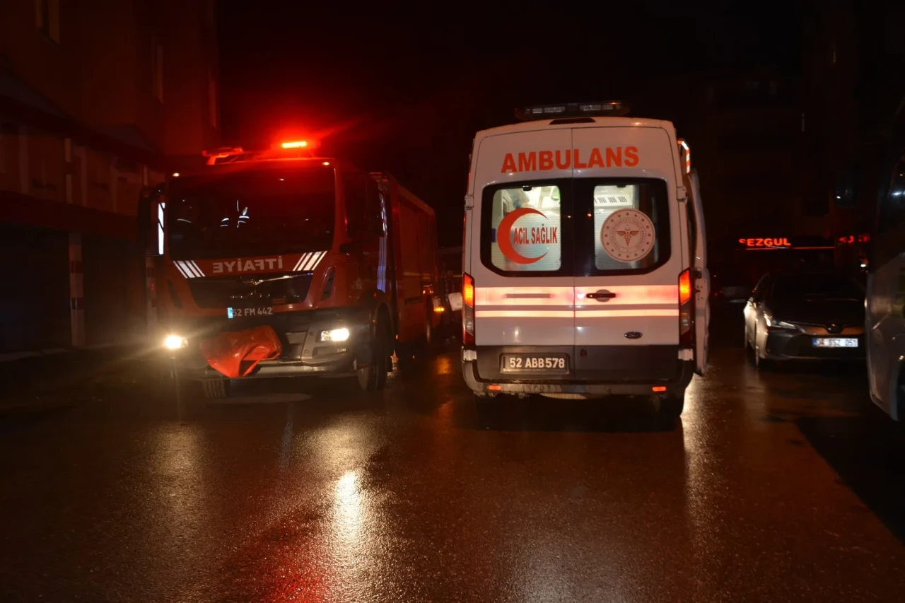Ordu'nun Ünye ilçesinde işçilerin kaldığı binanın çatı katında çıkan yangın itfaiye tarafından söndürüldü