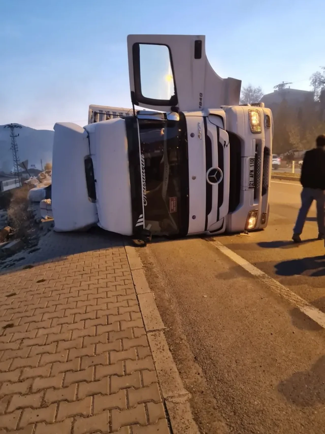 Bingöl'de saman yüklü kamyonun devrilmesi sonucu yol trafiğe kapatıldı
