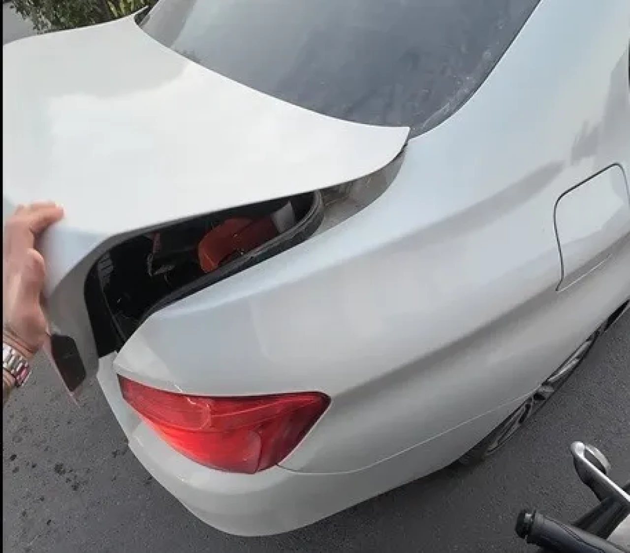 Eskişehir'de motosikletli sürücü bagajı açık aracın sürücüsünü uyardı