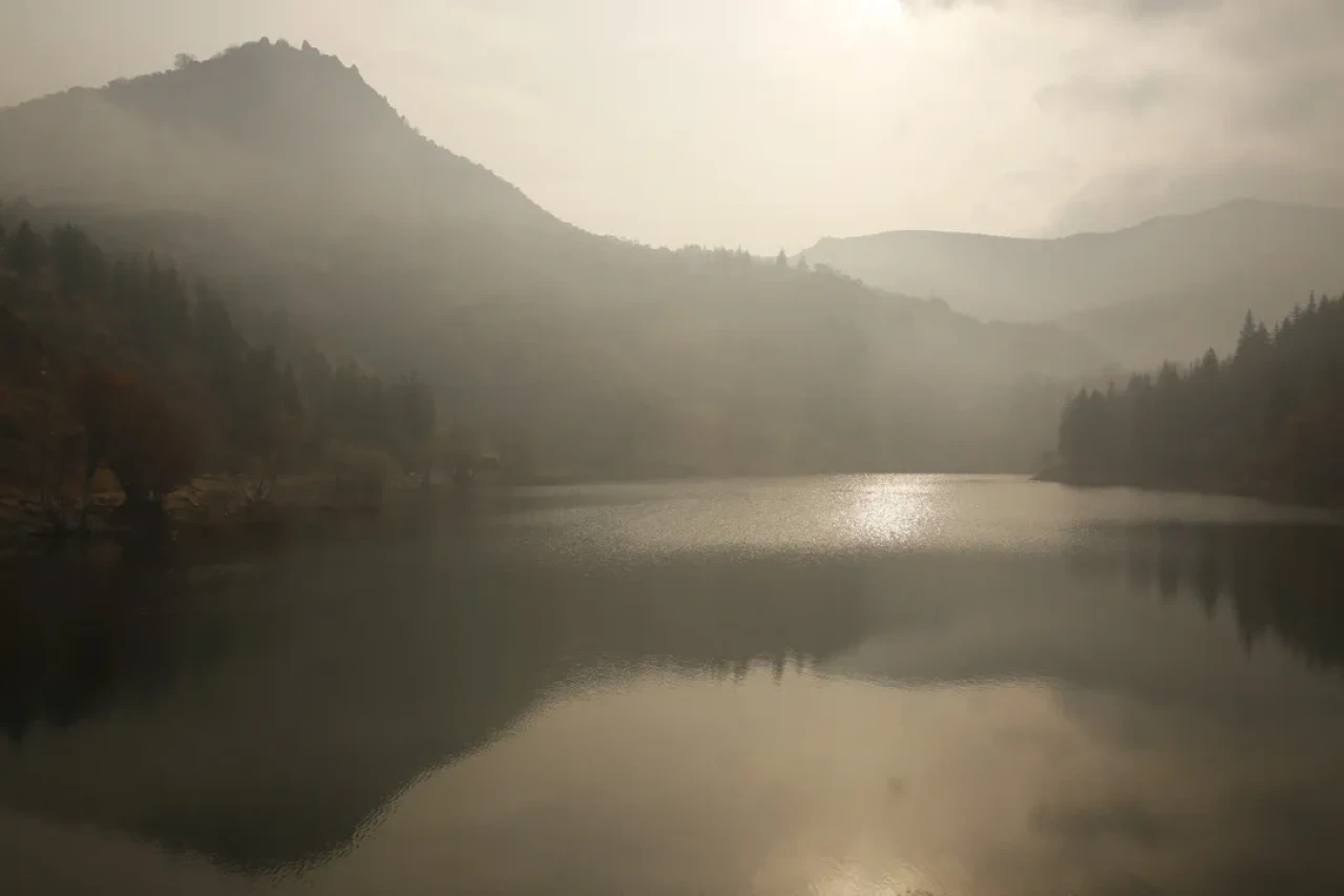 Afyonkarahisar'da sis bulutlarının göğe yükselmesi görsel şölen oluşturdu