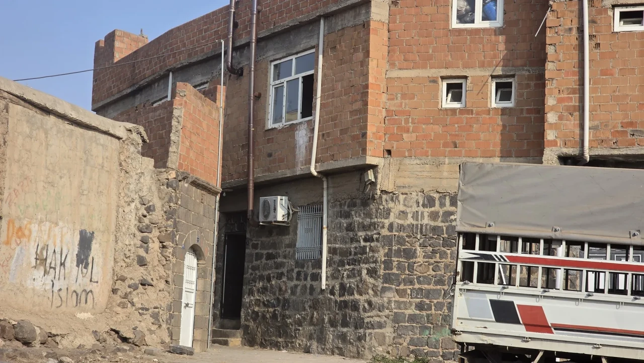 Şanlıurfa'nın Siverek Ilçesinde Silahlı Çatışmada 1 Ölü 8 Gözaltı