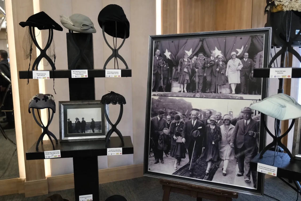 Büyükçekmece Belediyesi'nin Cumhuriyet Şapkaları Sergisi sanatseverlerle buluştu
