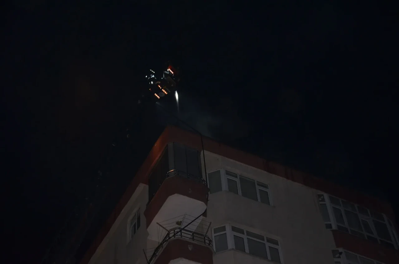 Bafra'da 7 katlı binanın çatısında çıkan yangın itfaiye ekipleri tarafından kontrol altına alındı