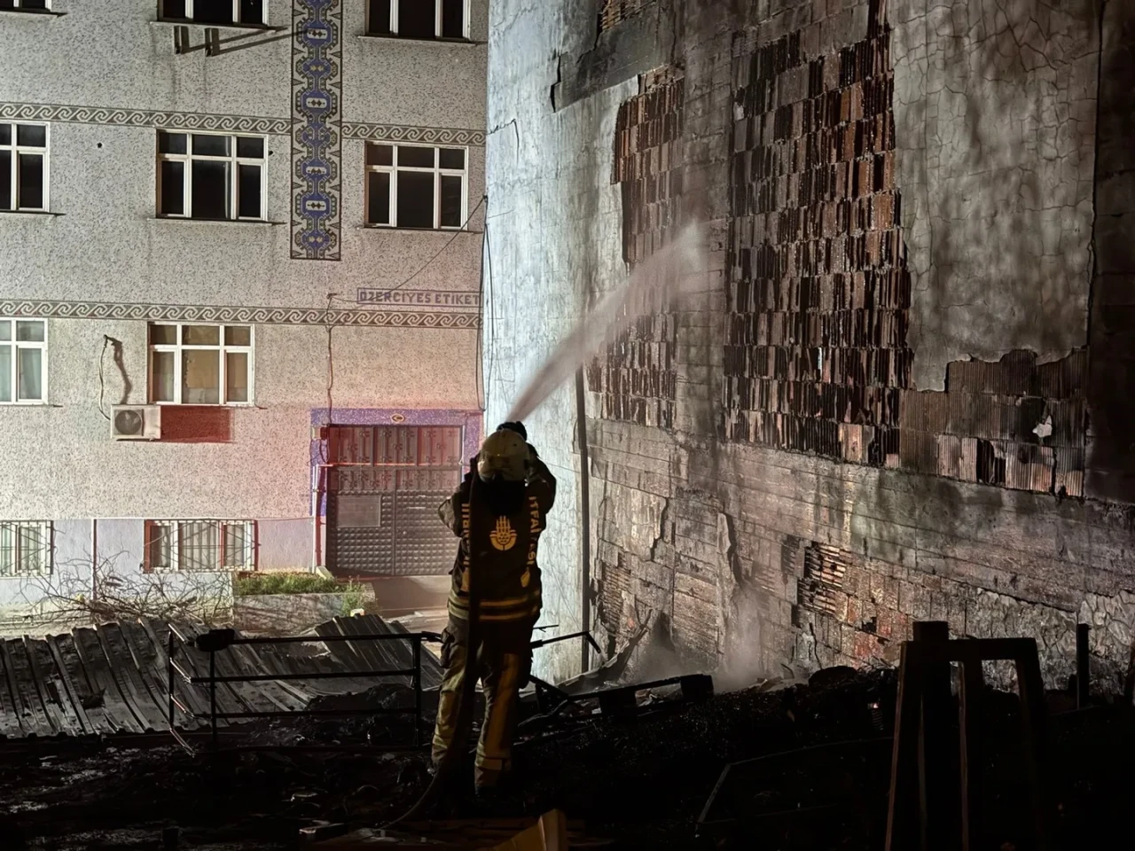 İstanbul'da Küçükçekmece'deki geri dönüşüm tesisi yangında tamamen kül oldu