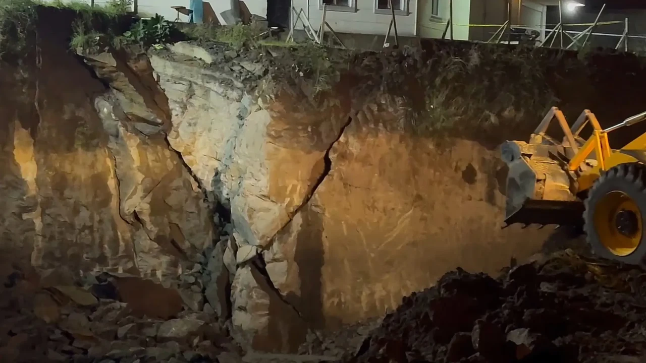 Bartın'ın Amasra ilçesinde inşaat alanında gece göçük meydana geldi çevredeki apartmanda yaşayanlar tahliye