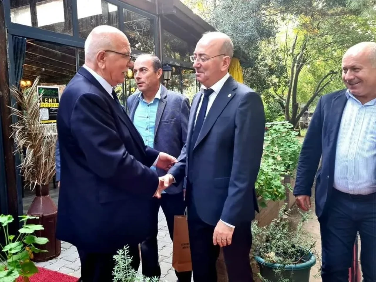 Edremit’te bakkallar odası 20 yılını tamamlayan esnafları plaketle ödüllendirdi