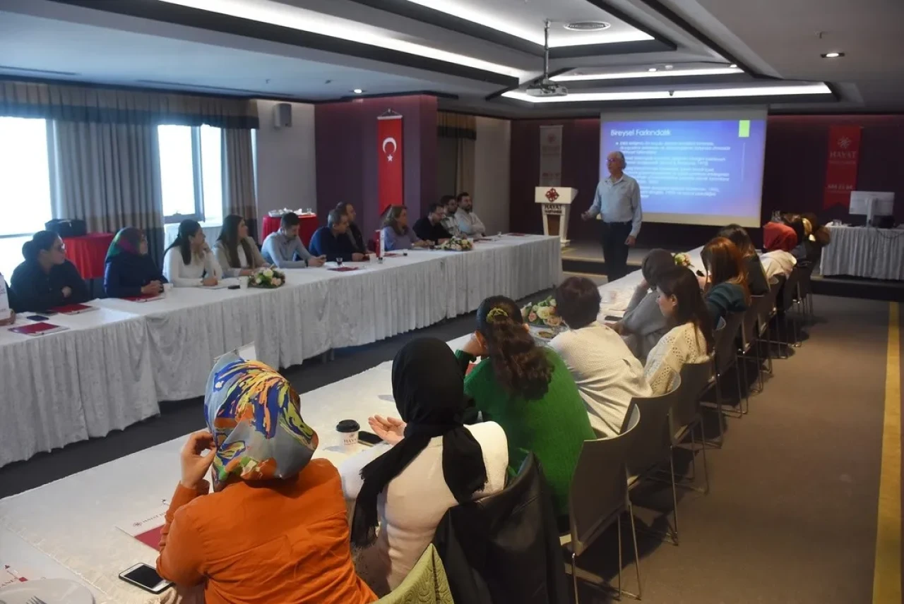 Prof. Dr. Haydar Sur sağlık çalışanlarına duygusal zeka ve etkili iletişim tekniklerini anlattı