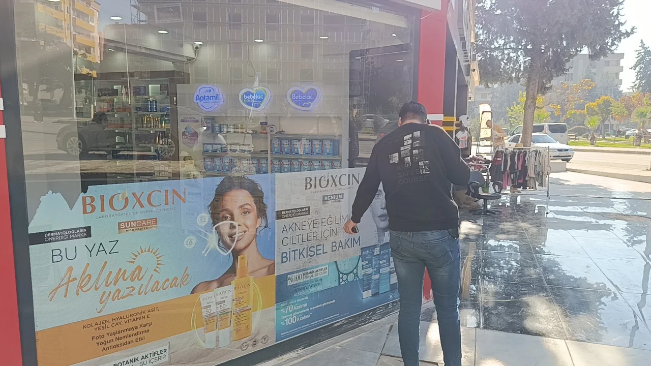 Şanlıurfa'da bir eczaneye gece silahlı saldırı düzenlendi.