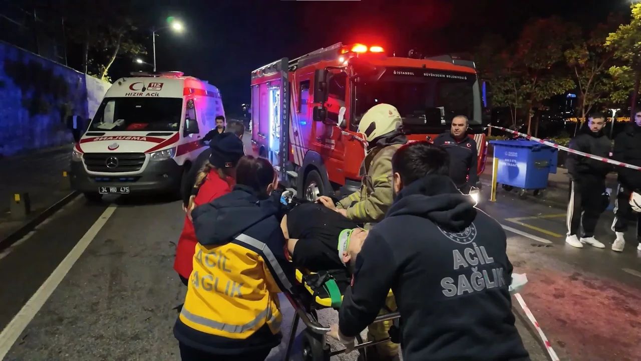 Üsküdar'da zincirleme kazada Tofaş marka araç hurdaya döndü, 3 yaralı