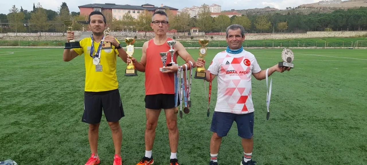 emekli polis Recep Adıgüzel deprem bölgesinde maratonlara koşuyor