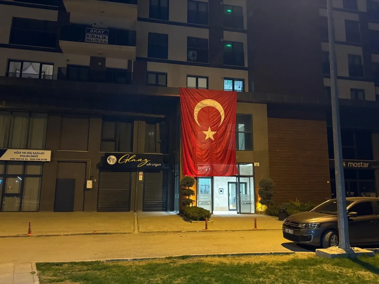 Kayseri'de düşen askeri uçaktaki şehitlerin ailelerine haber verildi ve evlerine bayrak asıldı