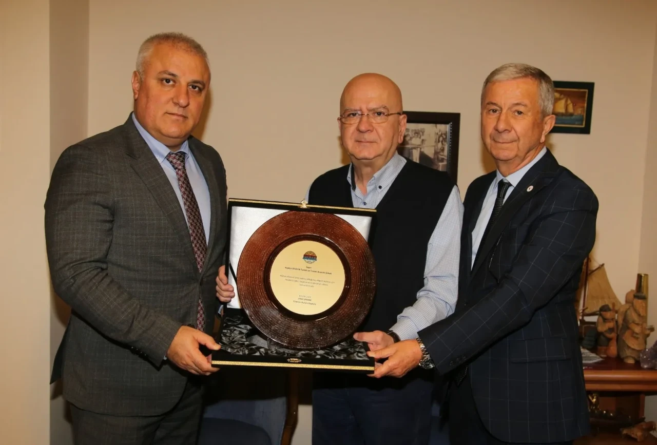 Alanya'da vergi rekortmeni iş insanlarına plaket verildi