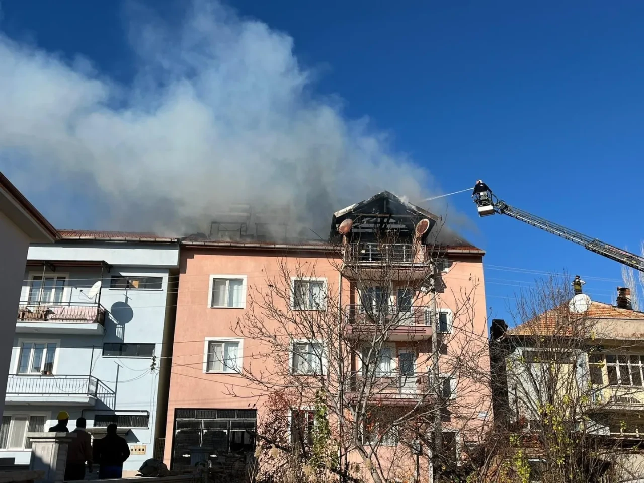 Uşak'ta Banaz ilçesinde çatı yangını ekipler tarafından söndürüldü